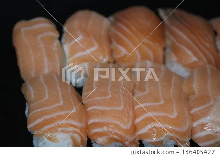 美味的三文魚握壽司 136405427