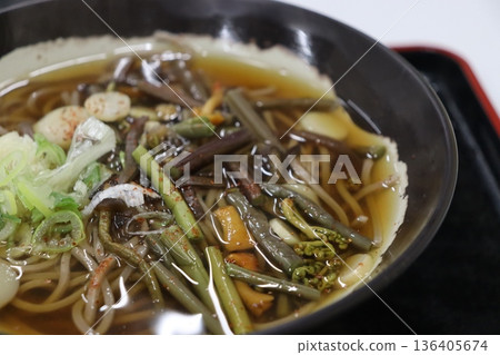 Very delicious mountain vegetable soba 136405674
