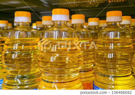 Bottles of yellow cooking oil on supermarket shelf in a grocery store aisle Bottles of yellow cooking oil on supermarket shelf in a grocery store aisle 136406082