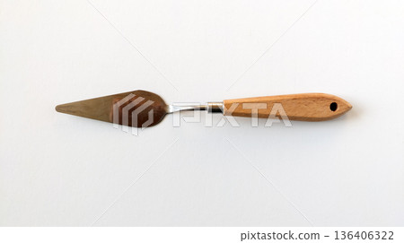 Wide metal palette knife with a wooden handle, top view. Art supplies for cleaning oil and acrylic paint from a palette. 136406322