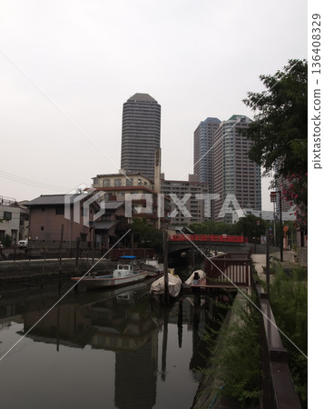 築田島的市中心氛圍與這座都會景觀中的現代建築交相輝映。 136408329