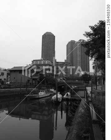築田島的市中心氛圍與這座都會景觀中的現代建築交相輝映。 136408330