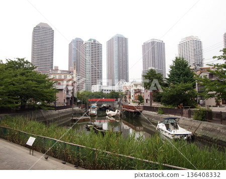 築田島的市中心氛圍與這座都會景觀中的現代建築交相輝映。 136408332