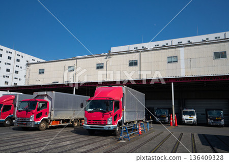 Japanese logistics, courier, transportation companies, logistics centers, transportation industry, trucks, delivery trucks, Japanese logistics, courier, transportation companies, logistics centers, transportation industry, trucks, delivery trucks, 136409328
