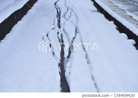 雪和人行道 雪和人行道 136409420