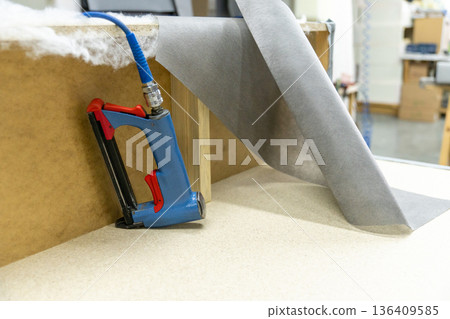 Pneumatic staple gun with air hose 136409585