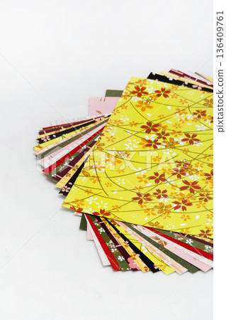 歡快色紙 136409761