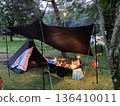 戶外場景,營地搭起了防水布和帳篷。 戶外場景,營地搭起了防水布和帳篷。 136410011