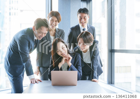 在辦公室工作的微笑商人(多人,大量人員,聚集) 在辦公室工作的微笑商人(多人,大量人員,聚集) 136411068