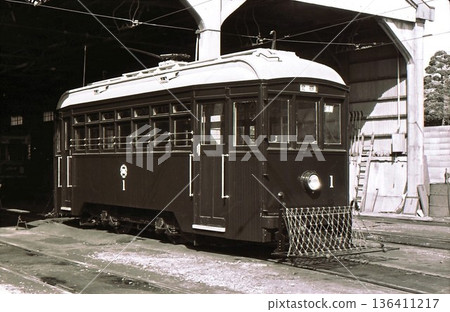 1976年，仙台市有軌電車停駛之日。一輛修復後的電車。仙台市，宮城縣。紀實照片。 136411217