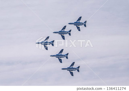 位於宮城縣東松島市的日本航空自衛隊松島空軍基地的「藍色衝擊」戰鬥機 位於宮城縣東松島市的日本航空自衛隊松島空軍基地的「藍色衝擊」戰鬥機 136411274