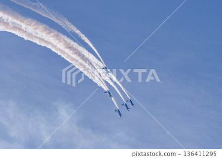 位於宮城縣東松島市的日本航空自衛隊松島空軍基地的「藍色衝擊」戰鬥機 136411295