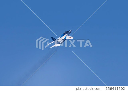 位於宮城縣東松島市的日本航空自衛隊松島空軍基地的「藍色衝擊」戰鬥機 位於宮城縣東松島市的日本航空自衛隊松島空軍基地的「藍色衝擊」戰鬥機 136411302