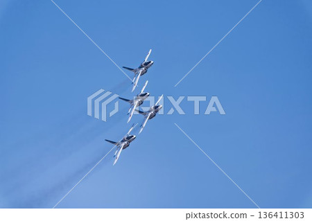 位於宮城縣東松島市的日本航空自衛隊松島空軍基地的「藍色衝擊」戰鬥機 136411303