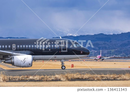 冬季仙台機場,飛機滑行中,宮城縣名取市 冬季仙台機場,飛機滑行中,宮城縣名取市 136411343