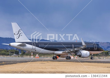 冬季仙台機場,飛機滑行中,宮城縣名取市 冬季仙台機場,飛機滑行中,宮城縣名取市 136411344