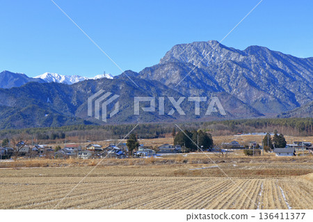 冬季安曇野鄉村和北阿爾卑斯山 136411377