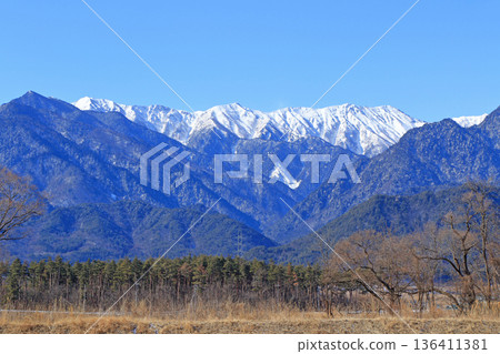 Azumino in winter: The Northern Alps seen from the foot of the mountain Azumino in winter: The Northern Alps seen from the foot of the mountain 136411381