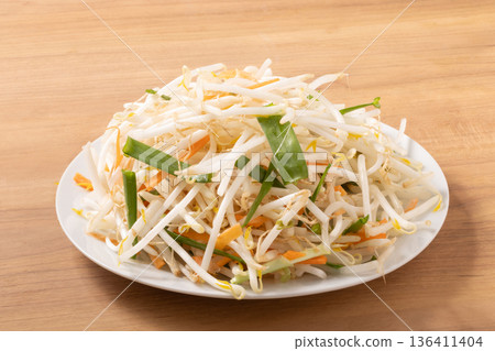 Bean sprout mix (carrot, chive) 136411404