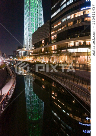 東京晴空塔和夜間河畔景色 東京晴空塔和夜間河畔景色 136411457
