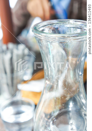 玻璃水瓶和自然光營造出輕鬆的氛圍 136411493