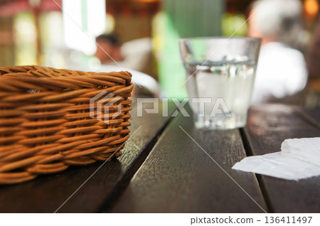 咖啡館場景,木桌旁放著一杯水 咖啡館場景,木桌旁放著一杯水 136411497
