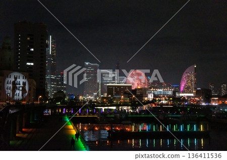 港未來夜景和燈光璀璨的摩天輪 136411536