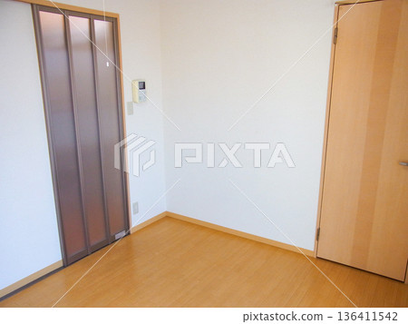 Simple and bright interior space 136411542