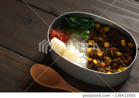 玉米肉末咖哩便當 玉米肉末咖哩便當 136411685