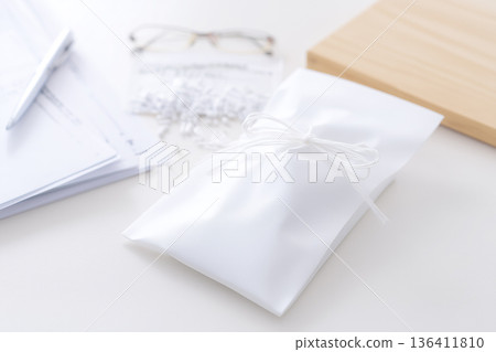 /* 靈感來自白色情人節禮物的白色紙花。乾淨柔和的背景 */ 136411810