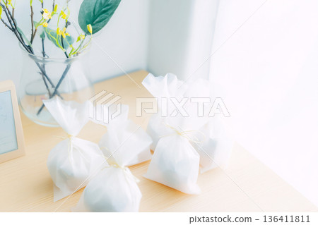 /* 靈感來自白色情人節禮物的白色紙花。乾淨柔和的背景 */ 136411811