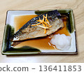 日式和食料理－燉西班牙鯖魚（用蠔油和醬油燉煮） 136411853