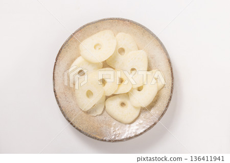 sliced garlic sliced garlic 136411941