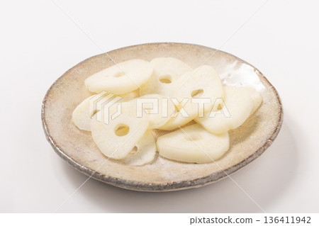 sliced garlic 136411942