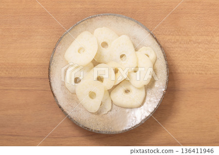 sliced garlic sliced garlic 136411946
