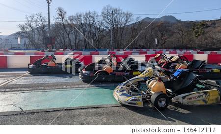 卡丁車賽道開始前，所有車輛並排排好。 136412112