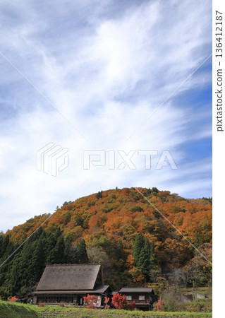 [Flat Rate] Autumn Foliage Shirakawa-go Gassho-style Village (Shirakawa Village, Gifu Prefecture) 136412187