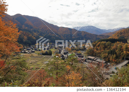[Flat Rate] Autumn Foliage Shirakawa-go Gassho-style Village (Shirakawa Village, Gifu Prefecture) 136412194