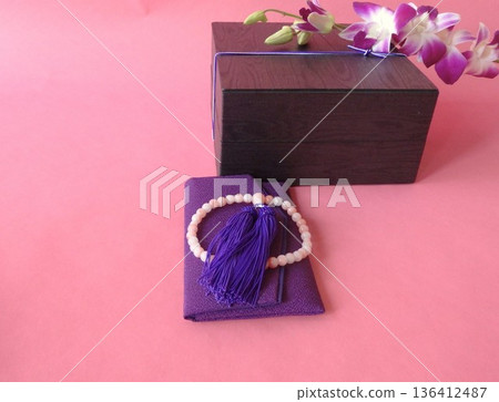 粉紅色背景上的追思會 136412487