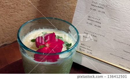 酒吧裡的雞尾酒，用鮮花裝飾的飲品，還有菜單 136412501