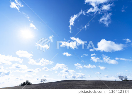 冬日的天空、雲彩和草地 冬日的天空、雲彩和草地 136412584