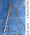 高壓電塔 / 一座在藍天映襯下格外醒目的高壓電塔 136412590