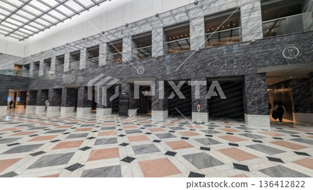 大型建築的電梯廳，寬敞的大廳，鋪設著石質地板。 136412822