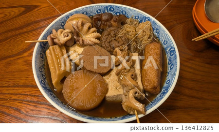 Homemade oden platter, stewed radish and fish paste dish 136412825