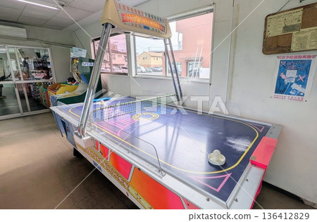 街機廳裡的復古空氣曲棍球桌上型遊戲機 136412829