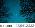 月亮和夜空 136412882
