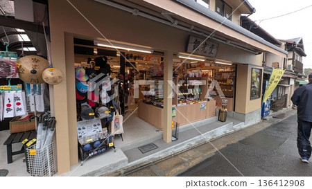 京都一家擺滿了日本商品的紀念品商店 136412908