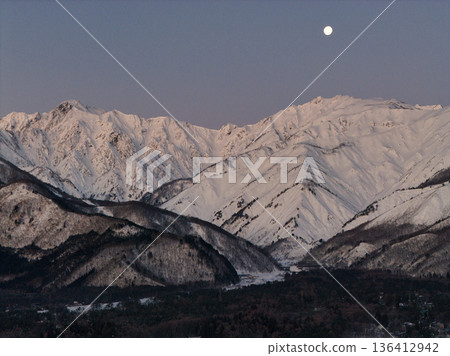 唐松山、五龍山以及黎明前的落月,長野縣白馬村(無人機空拍) 唐松山、五龍山以及黎明前的落月,長野縣白馬村(無人機空拍) 136412942