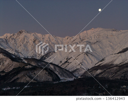 唐松山、五龍山以及黎明前的落月,長野縣白馬村(無人機空拍) 唐松山、五龍山以及黎明前的落月,長野縣白馬村(無人機空拍) 136412943