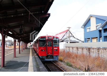 JR豐橋本線列車停靠在宮地月台,宮地站是通往阿蘇神社的門戶。 JR豐橋本線列車停靠在宮地月台,宮地站是通往阿蘇神社的門戶。 136412990